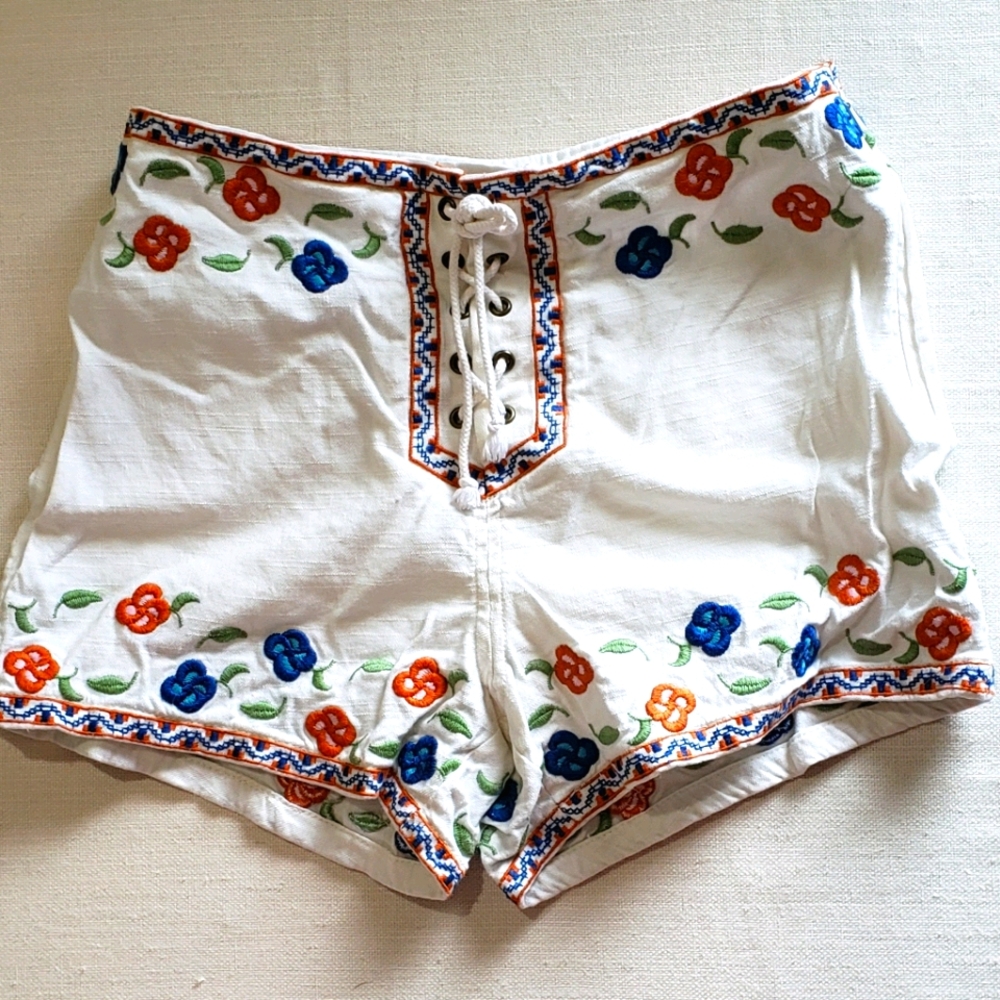 Free People embroidered short size 0